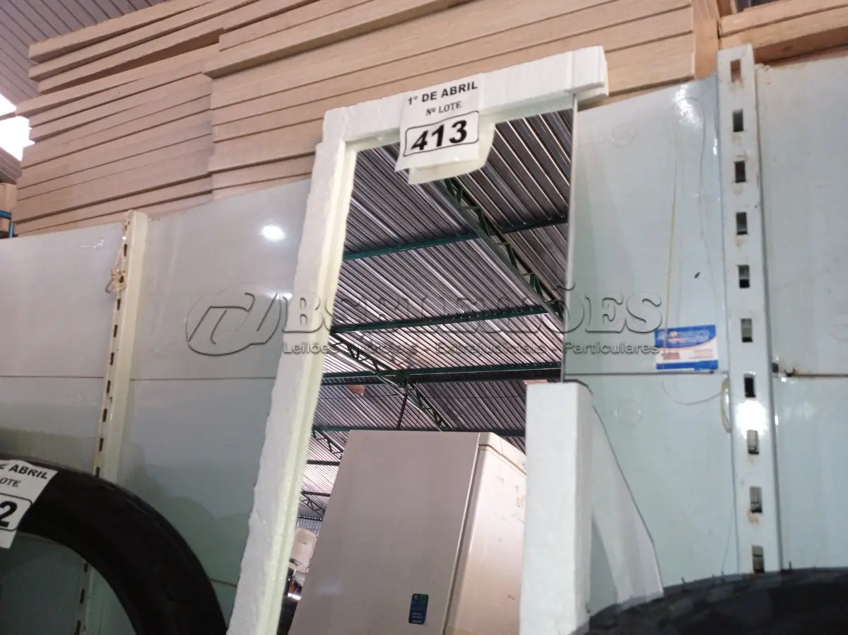 LOTE 413 - 02 ESPELHOS. (NO ESTADO) ATENÇÃO! FAZER A VISITAÇÃO ANTES DE ARREMATAR, NÃO SABEMOS SE FUNCIONA. LEILÃO NÃO TEM GARANTIA E NEM DEVOLUÇÃO, SUJEITO A POSSÍVEIS AVARIAS VISÍVEIS/OCULTAS E/OU AUSÊNCIA DE COMPONENTES.