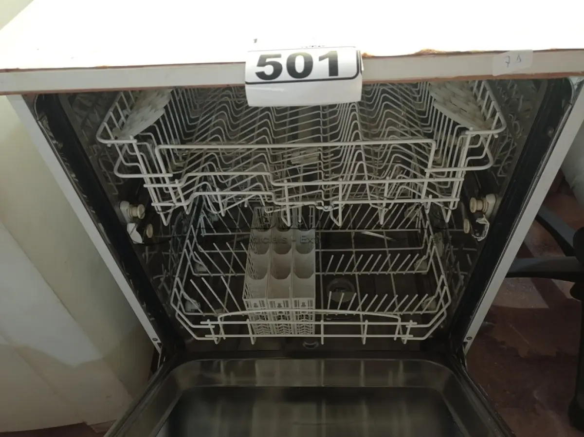 LOTE 501 - 01 LAVA-LOUÇAS MARCA BRASTEMP 220V. (NO ESTADO) ATENÇÃO! FAZER A VISITAÇÃO ANTES DE ARREMATAR, NÃO SABEMOS SE FUNCIONA. LEILÃO NÃO TEM GARANTIA E NEM DEVOLUÇÃO, SUJEITO A POSSÍVEIS AVARIAS VISÍVEIS/OCULTAS E/OU AUSÊNCIA DE COMPONENTES.