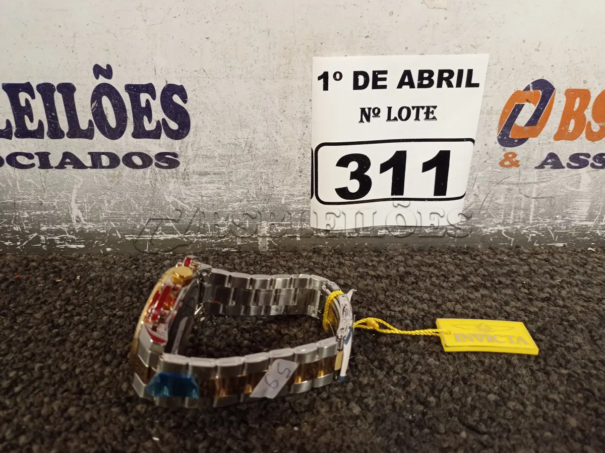LOTE 311 - 01 RELÓGIO INVICTA. (NO ESTADO) ATENÇÃO! FAZER A VISITAÇÃO ANTES DE ARREMATAR, NÃO SABEMOS SE FUNCIONA. LEILÃO NÃO TEM GARANTIA E NEM DEVOLUÇÃO, SUJEITO A POSSÍVEIS AVARIAS VISÍVEIS/OCULTAS E/OU AUSÊNCIA DE COMPONENTES.