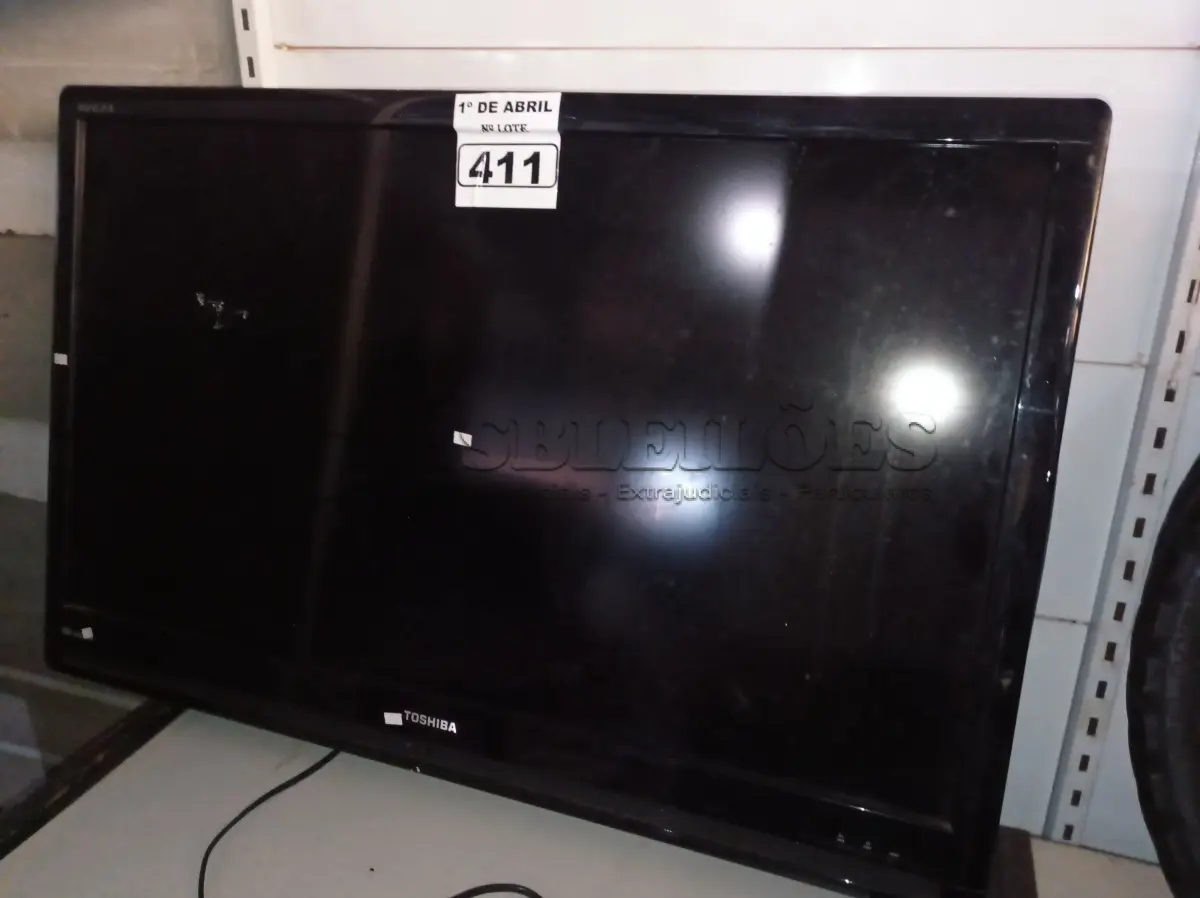 LOTE 411 - 01 TV MARCA TOSHIBA 42” POL. PARA RETIRADA DE PEÇAS. (NO ESTADO) ATENÇÃO! FAZER A VISITAÇÃO ANTES DE ARREMATAR, NÃO SABEMOS SE FUNCIONA. LEILÃO NÃO TEM GARANTIA E NEM DEVOLUÇÃO, SUJEITO A POSSÍVEIS AVARIAS VISÍVEIS/OCULTAS E/OU AUSÊNCIA DE COMPONENTES.