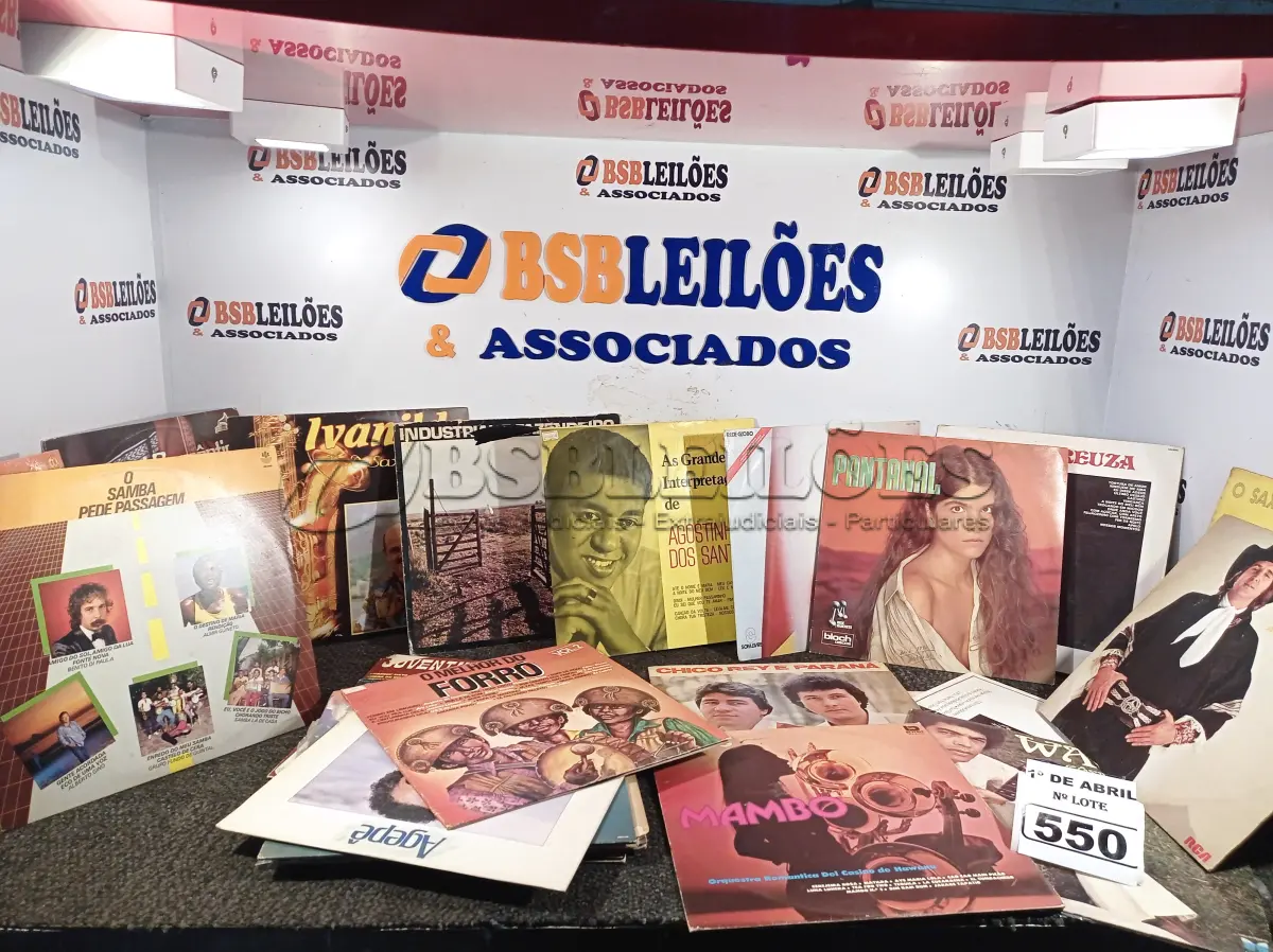 LOTE 550 - 01 LOTE C/APROXIMADAMENTE 28 DISCOS DE VINIL DIVERSOS. (NO ESTADO) ATENÇÃO! FAZER A VISITAÇÃO ANTES DE ARREMATAR, NÃO SABEMOS SE FUNCIONA. LEILÃO NÃO TEM GARANTIA E NEM DEVOLUÇÃO, SUJEITO A POSSÍVEIS AVARIAS VISÍVEIS/OCULTAS E/OU AUSÊNCIA DE COMPONENTES.