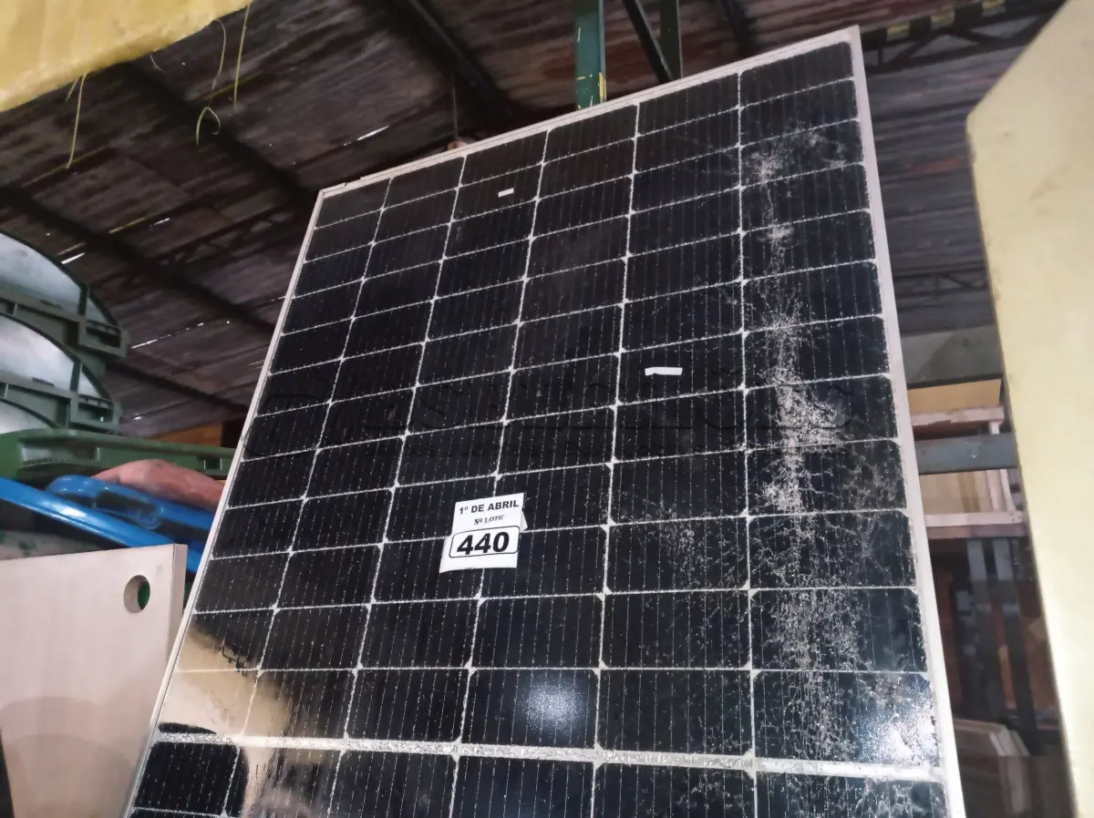 LOTE 440 - 01 PLACA SOLAR 41V 445W COM AVARIAS. (NO ESTADO) ATENÇÃO! FAZER A VISITAÇÃO ANTES DE ARREMATAR, NÃO SABEMOS SE FUNCIONA. LEILÃO NÃO TEM GARANTIA E NEM DEVOLUÇÃO, SUJEITO A POSSÍVEIS AVARIAS VISÍVEIS/OCULTAS E/OU AUSÊNCIA DE COMPONENTES.