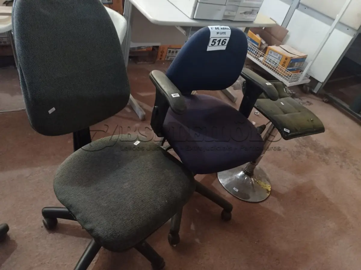 LOTE 516 - 01 BANQUETA E 02 CADEIRAS DE ESCRITÓRIO COM BASE GIRATÓRIA. (NO ESTADO) ATENÇÃO! FAZER A VISITAÇÃO ANTES DE ARREMATAR, NÃO SABEMOS SE FUNCIONA. LEILÃO NÃO TEM GARANTIA E NEM DEVOLUÇÃO, SUJEITO A POSSÍVEIS AVARIAS VISÍVEIS/OCULTAS E/OU AUSÊNCIA DE COMPONENTES.