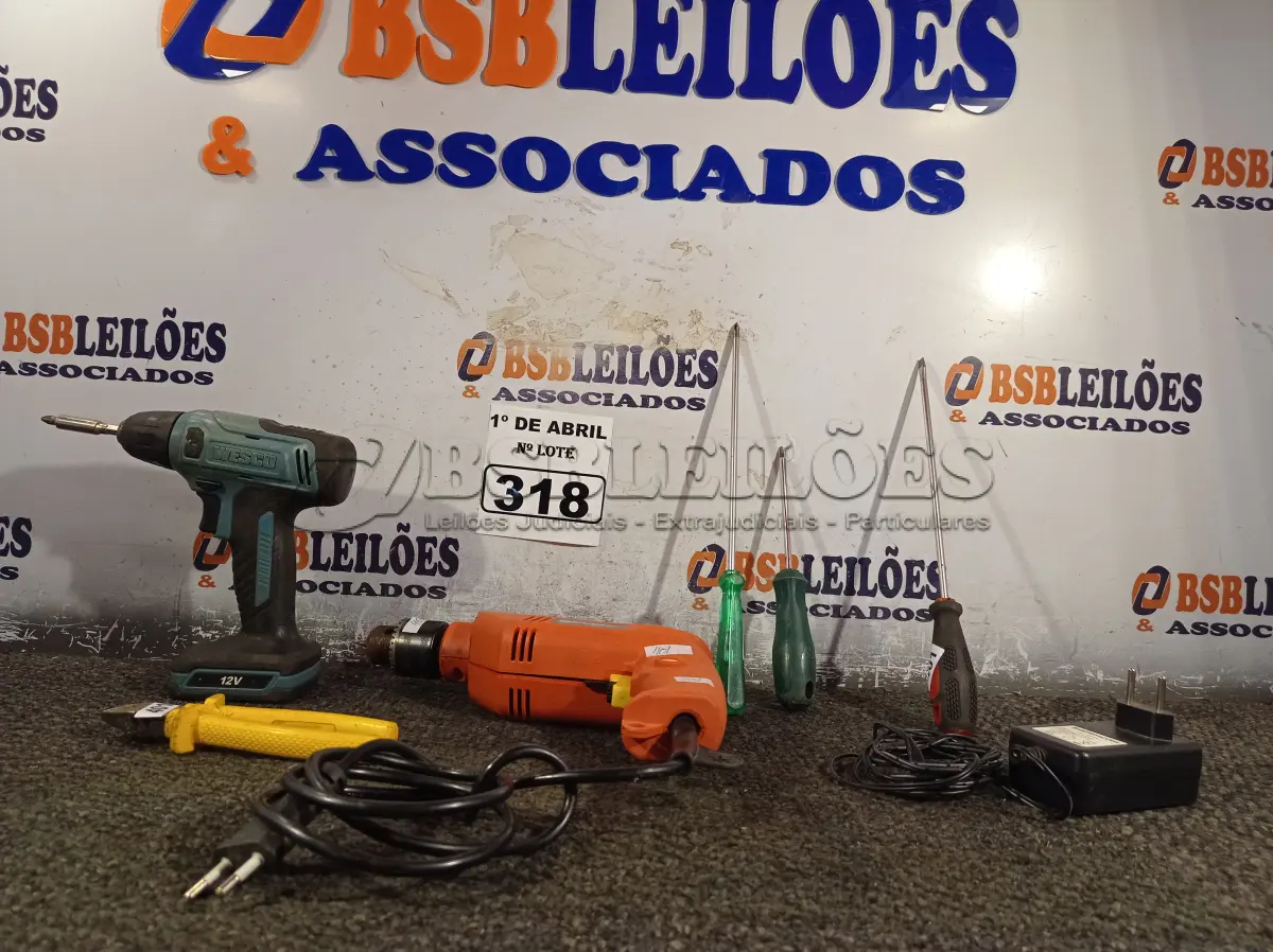 LOTE 318 - 01 FURADEIRA, 01 PARAFUSADEIRA E FERRAMENTAS DIVERSAS. (NO ESTADO) ATENÇÃO! FAZER A VISITAÇÃO ANTES DE ARREMATAR, NÃO SABEMOS SE FUNCIONA. LEILÃO NÃO TEM GARANTIA E NEM DEVOLUÇÃO, SUJEITO A POSSÍVEIS AVARIAS VISÍVEIS/OCULTAS E/OU AUSÊNCIA DE COMPONENTES.