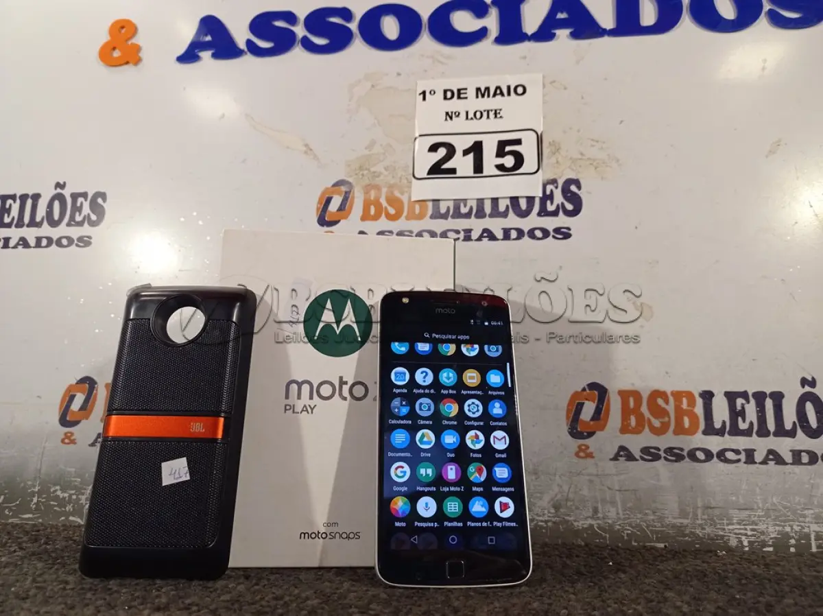 LOTE 215 - 01 CELULAR MOTO Z PLAY COM MOTO SNAPS JBL. (NO ESTADO) ATENÇÃO! FAZER A VISITAÇÃO ANTES DE ARREMATAR, NÃO SABEMOS SE FUNCIONA. LEILÃO NÃO TEM GARANTIA E NEM DEVOLUÇÃO, SUJEITO A POSSÍVEIS AVARIAS VISÍVEIS/OCULTAS E/OU AUSÊNCIA DE COMPONENTES.
