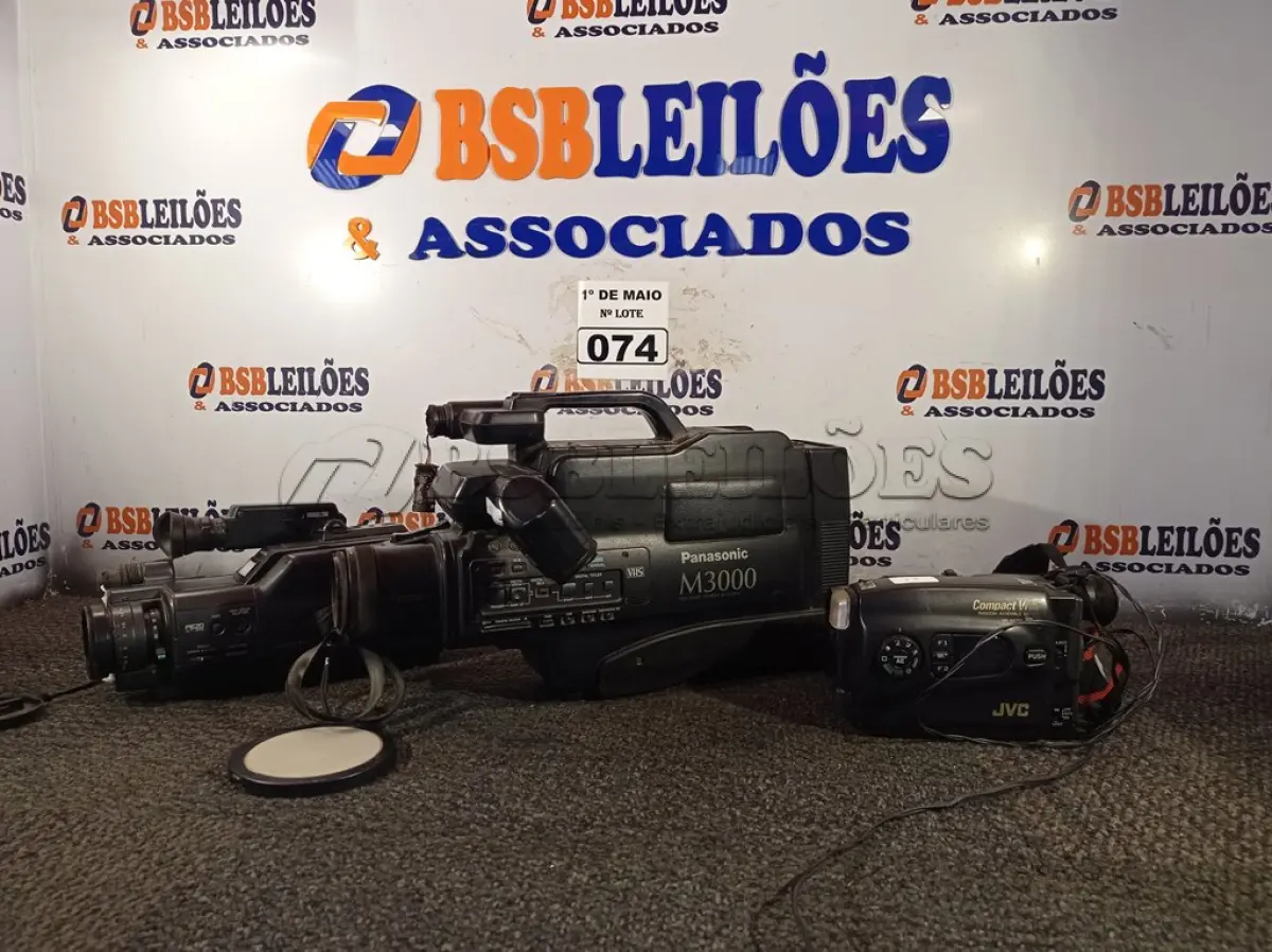 LOTE 074 - 03 FILMADORAS MARCAS E MODELOS DIVERSOS. (NO ESTADO) ATENÇÃO! FAZER A VISITAÇÃO ANTES DE ARREMATAR, NÃO SABEMOS SE FUNCIONA. LEILÃO NÃO TEM GARANTIA E NEM DEVOLUÇÃO, SUJEITO A POSSÍVEIS AVARIAS VISÍVEIS/OCULTAS E/OU AUSÊNCIA DE COMPONENTES.