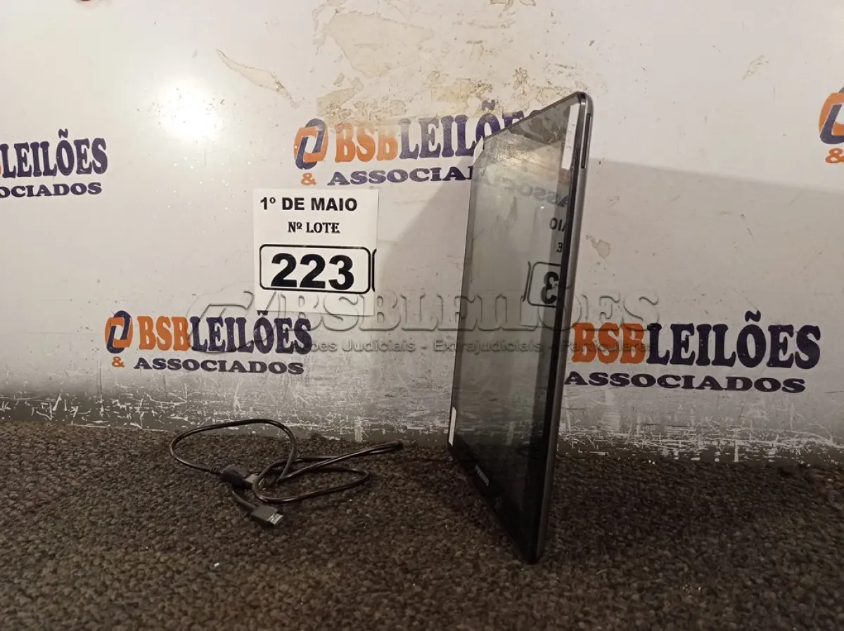 LOTE 223 - 01 TABLET MARCA POSITIVO COM CABO. (NO ESTADO) ATENÇÃO! FAZER A VISITAÇÃO ANTES DE ARREMATAR, NÃO SABEMOS SE FUNCIONA. LEILÃO NÃO TEM GARANTIA E NEM DEVOLUÇÃO, SUJEITO A POSSÍVEIS AVARIAS VISÍVEIS/OCULTAS E/OU AUSÊNCIA DE COMPONENTES.