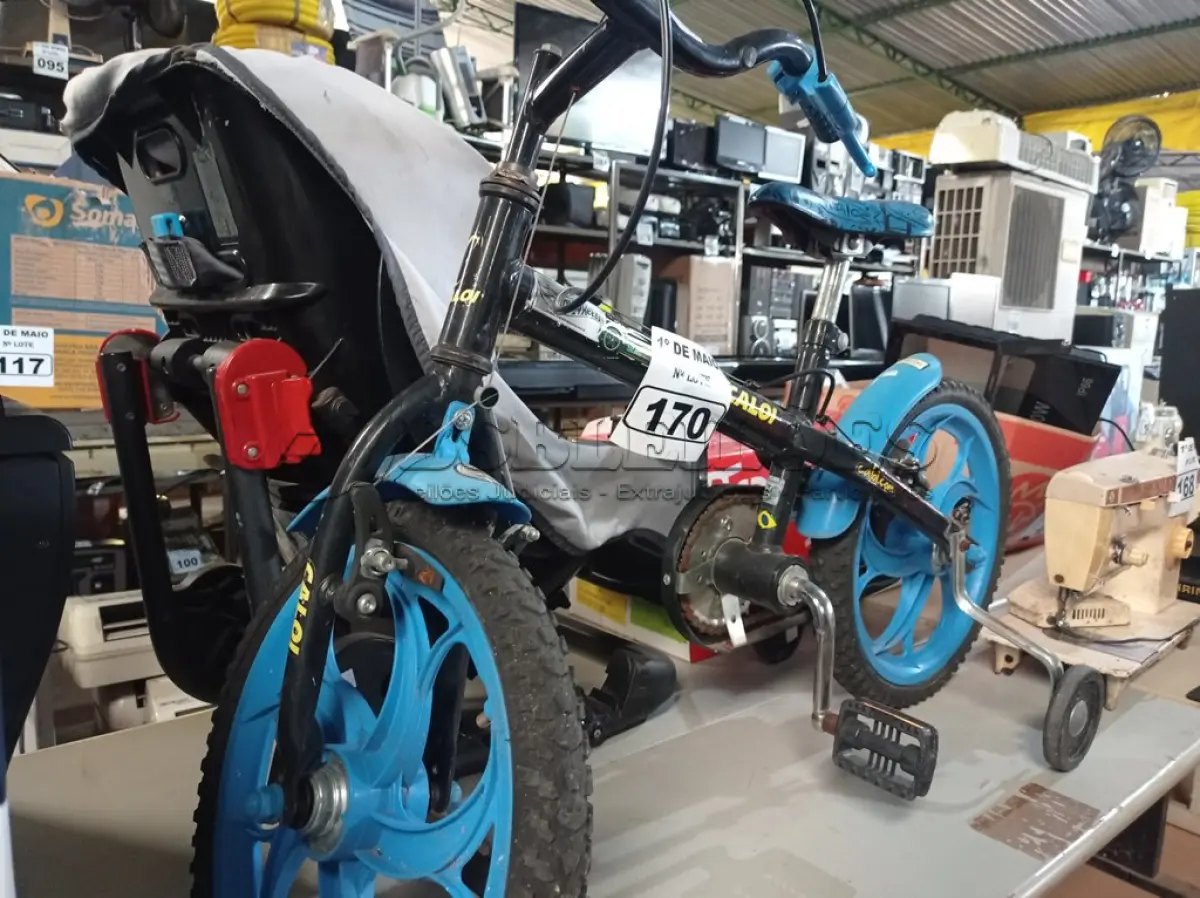 LOTE 170 - 01 CADEIRINHA E 01 BICICLETA INFANTIL ARO 16. (NO ESTADO) ATENÇÃO! FAZER A VISITAÇÃO ANTES DE ARREMATAR, NÃO SABEMOS SE FUNCIONA. LEILÃO NÃO TEM GARANTIA E NEM DEVOLUÇÃO, SUJEITO A POSSÍVEIS AVARIAS VISÍVEIS/OCULTAS E/OU AUSÊNCIA DE COMPONENTES.