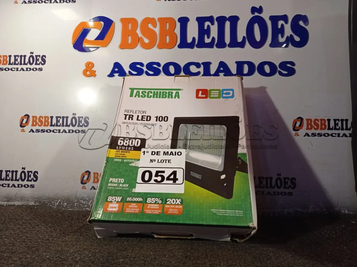LOTE 054 - 01 REFLETOR TR LED 100 6.800 LUMENS LUZ QUENTE 3000K AUTOVOLT MARCA TASCHIBRA. (NOVO) (NO ESTADO)
