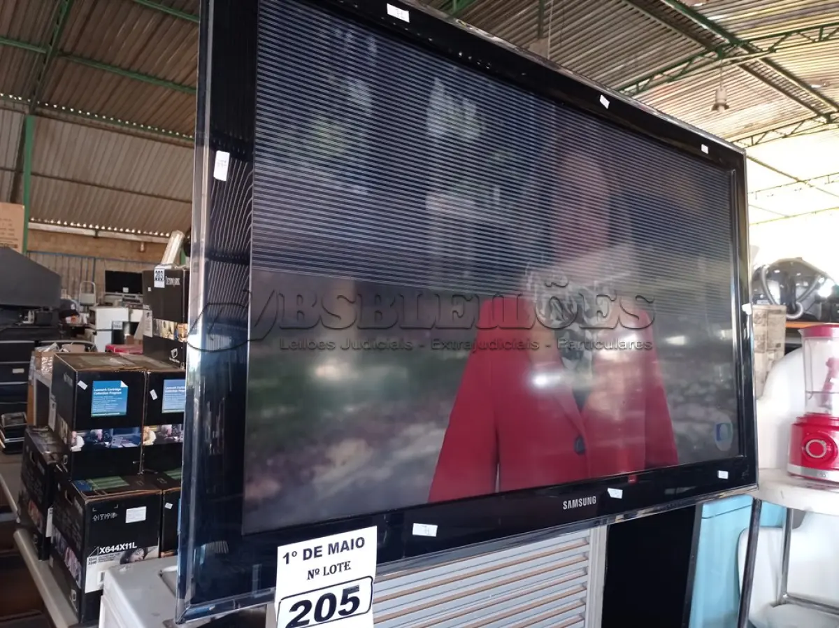 LOTE 205 - 01 TV SAMSUNG 40” POL. (NO ESTADO) ATENÇÃO! FAZER A VISITAÇÃO ANTES DE ARREMATAR, NÃO SABEMOS SE FUNCIONA. LEILÃO NÃO TEM GARANTIA E NEM DEVOLUÇÃO, SUJEITO A POSSÍVEIS AVARIAS VISÍVEIS/OCULTAS E/OU AUSÊNCIA DE COMPONENTES.