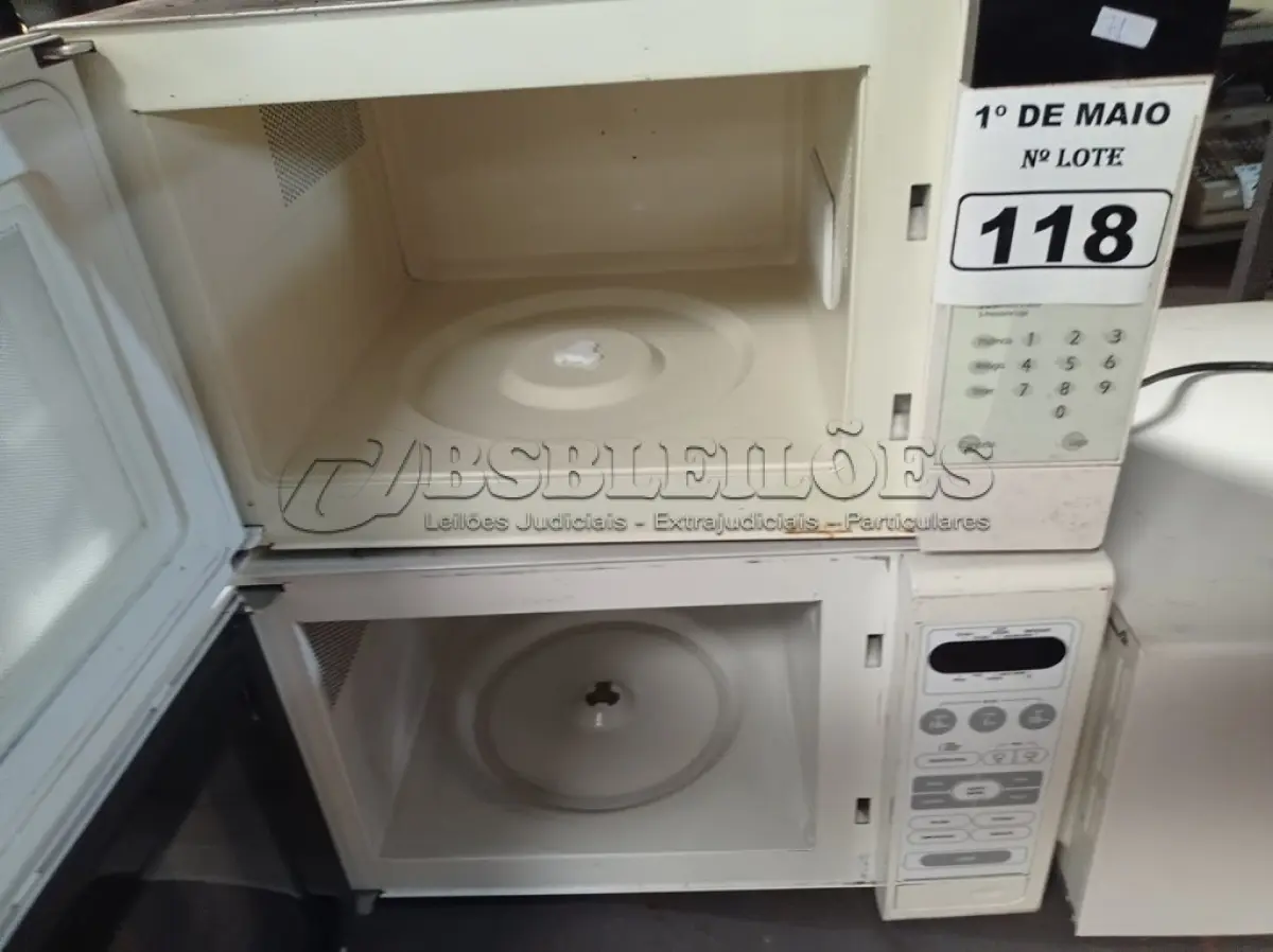 LOTE 118 - 03 MICRO-ONDAS MARCAS E MODELOS DIVERSOS. (NO ESTADO) ATENÇÃO! FAZER A VISITAÇÃO ANTES DE ARREMATAR, NÃO SABEMOS SE FUNCIONA. LEILÃO NÃO TEM GARANTIA E NEM DEVOLUÇÃO, SUJEITO A POSSÍVEIS AVARIAS VISÍVEIS/OCULTAS E/OU AUSÊNCIA DE COMPONENTES.