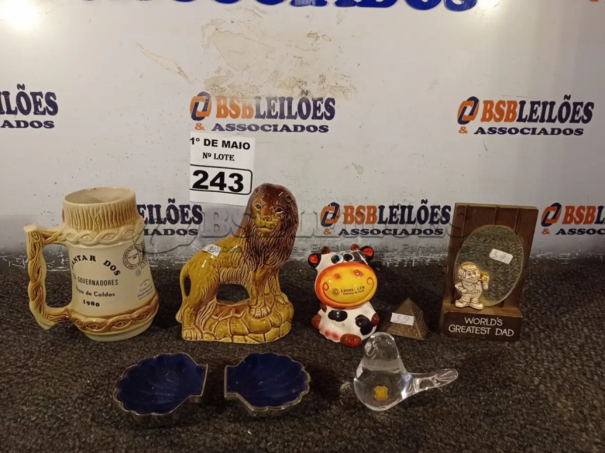 LOTE 243 - 01 LOTE COM ENFEITES DIVERSOS. (NO ESTADO) ATENÇÃO! FAZER A VISITAÇÃO ANTES DE ARREMATAR, NÃO SABEMOS SE FUNCIONA. LEILÃO NÃO TEM GARANTIA E NEM DEVOLUÇÃO, SUJEITO A POSSÍVEIS AVARIAS VISÍVEIS/OCULTAS E/OU AUSÊNCIA DE COMPONENTES.
