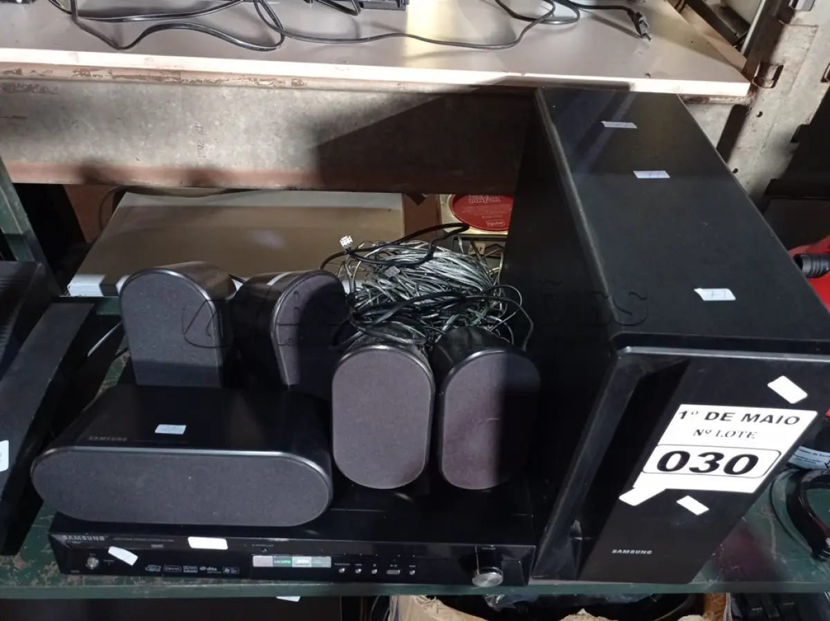 LOTE 030 - 01 DVD HOME THEATER MARCA SAMSUNG. (NO ESTADO) ATENÇÃO! FAZER A VISITAÇÃO ANTES DE ARREMATAR, NÃO SABEMOS SE FUNCIONA. LEILÃO NÃO TEM GARANTIA E NEM DEVOLUÇÃO, SUJEITO A POSSÍVEIS AVARIAS VISÍVEIS/OCULTAS E/OU AUSÊNCIA DE COMPONENTES.