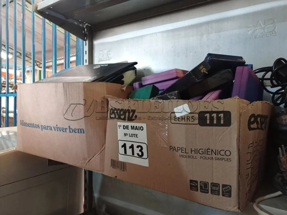 LOTE 113 - 01 LOTE COM PASTAS E CASES DIVERSOS. (NO ESTADO) ATENÇÃO! FAZER A VISITAÇÃO ANTES DE ARREMATAR, NÃO SABEMOS SE FUNCIONA. LEILÃO NÃO TEM GARANTIA E NEM DEVOLUÇÃO, SUJEITO A POSSÍVEIS AVARIAS VISÍVEIS/OCULTAS E/OU AUSÊNCIA DE COMPONENTES.