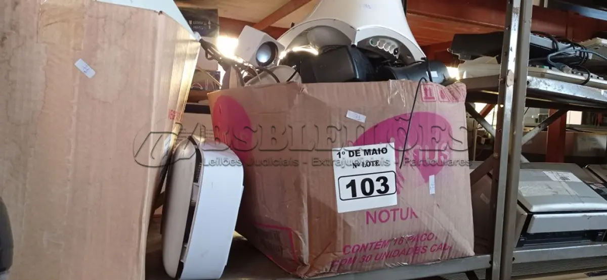 LOTE 103 - 01 LOTE COM VÁRIAS CAIXAS DE SOM PARA PC MARCAS E MODELOS DIVERSOS. (NO ESTADO) ATENÇÃO! FAZER A VISITAÇÃO ANTES DE ARREMATAR, NÃO SABEMOS SE FUNCIONA. LEILÃO NÃO TEM GARANTIA E NEM DEVOLUÇÃO, SUJEITO A POSSÍVEIS AVARIAS VISÍVEIS/OCULTAS E/OU AUSÊNCIA DE COMPONENTES.