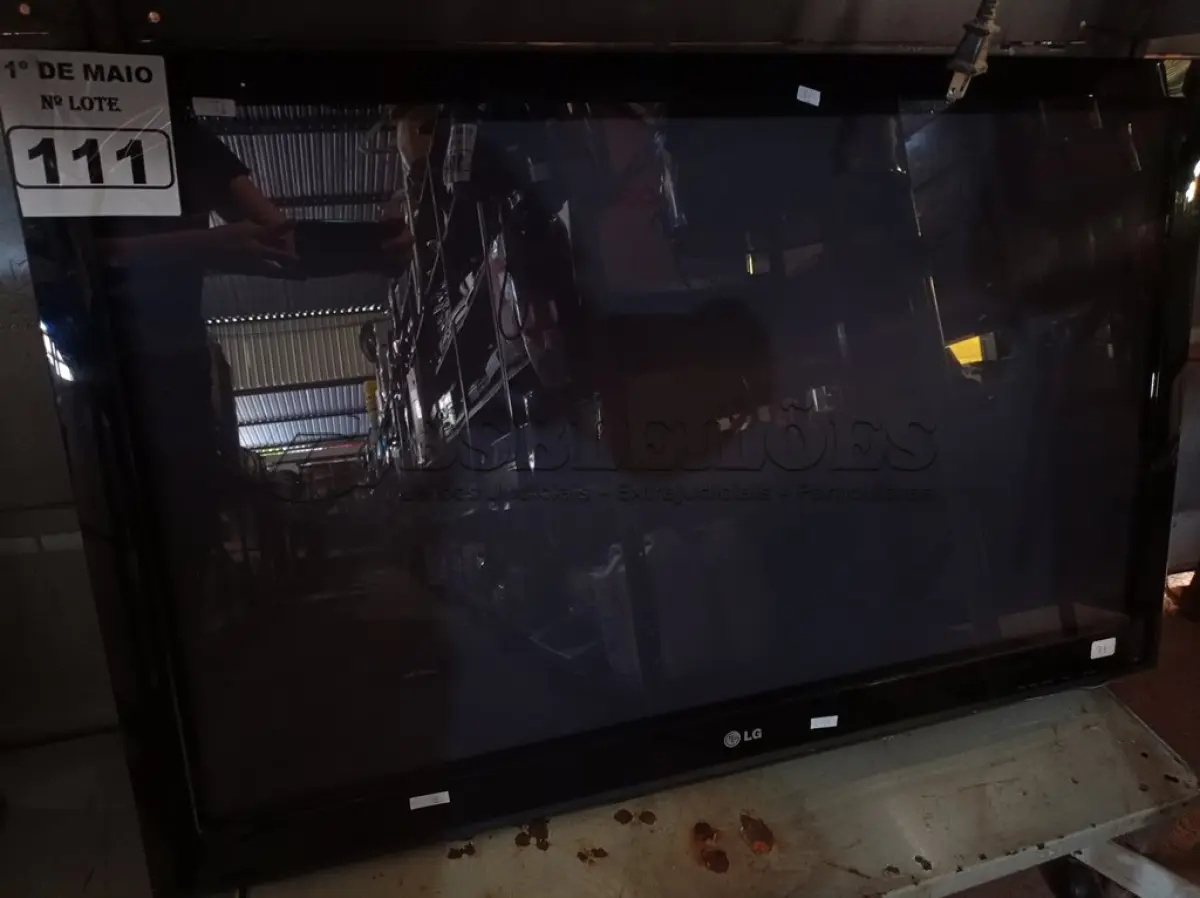 LOTE 111 - 01 TV LG 42” POL PARA RETIRADA DE PEÇAS. (NO ESTADO) ATENÇÃO! FAZER A VISITAÇÃO ANTES DE ARREMATAR, NÃO SABEMOS SE FUNCIONA. LEILÃO NÃO TEM GARANTIA E NEM DEVOLUÇÃO, SUJEITO A POSSÍVEIS AVARIAS VISÍVEIS/OCULTAS E/OU AUSÊNCIA DE COMPONENTES.