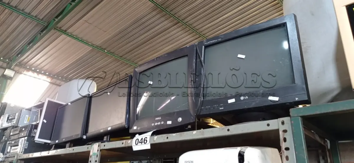 LOTE 046 - 01 LOTE COM VÁRIOS MONITORES MARCAS E MODELOS DIVERSOS. (NO ESTADO) ATENÇÃO! FAZER A VISITAÇÃO ANTES DE ARREMATAR, NÃO SABEMOS SE FUNCIONA. LEILÃO NÃO TEM GARANTIA E NEM DEVOLUÇÃO, SUJEITO A POSSÍVEIS AVARIAS VISÍVEIS/OCULTAS E/OU AUSÊNCIA DE COMPONENTES.