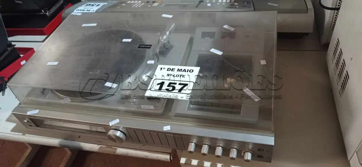 LOTE 157 - 01 TOCA DISCOS DE VINIL 2X1 MARCA TOSHIBA. (NO ESTADO) ATENÇÃO! FAZER A VISITAÇÃO ANTES DE ARREMATAR, NÃO SABEMOS SE FUNCIONA. LEILÃO NÃO TEM GARANTIA E NEM DEVOLUÇÃO, SUJEITO A POSSÍVEIS AVARIAS VISÍVEIS/OCULTAS E/OU AUSÊNCIA DE COMPONENTES.