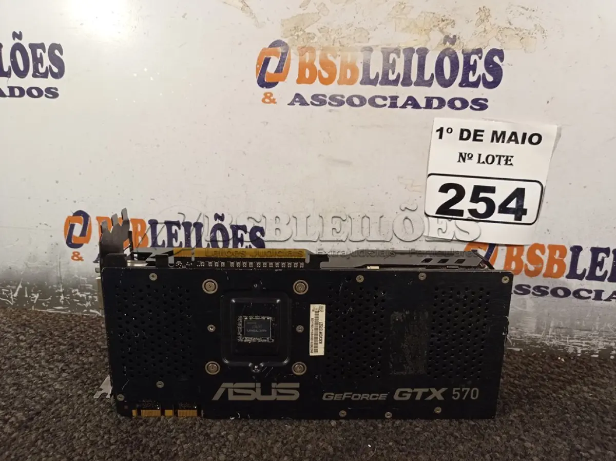 LOTE 254 - 01 PLACA DE VÍDEO MARCA ASUS MODELO JTX-570. (NO ESTADO) ATENÇÃO! FAZER A VISITAÇÃO ANTES DE ARREMATAR, NÃO SABEMOS SE FUNCIONA. LEILÃO NÃO TEM GARANTIA E NEM DEVOLUÇÃO, SUJEITO A POSSÍVEIS AVARIAS VISÍVEIS/OCULTAS E/OU AUSÊNCIA DE COMPONENTES.