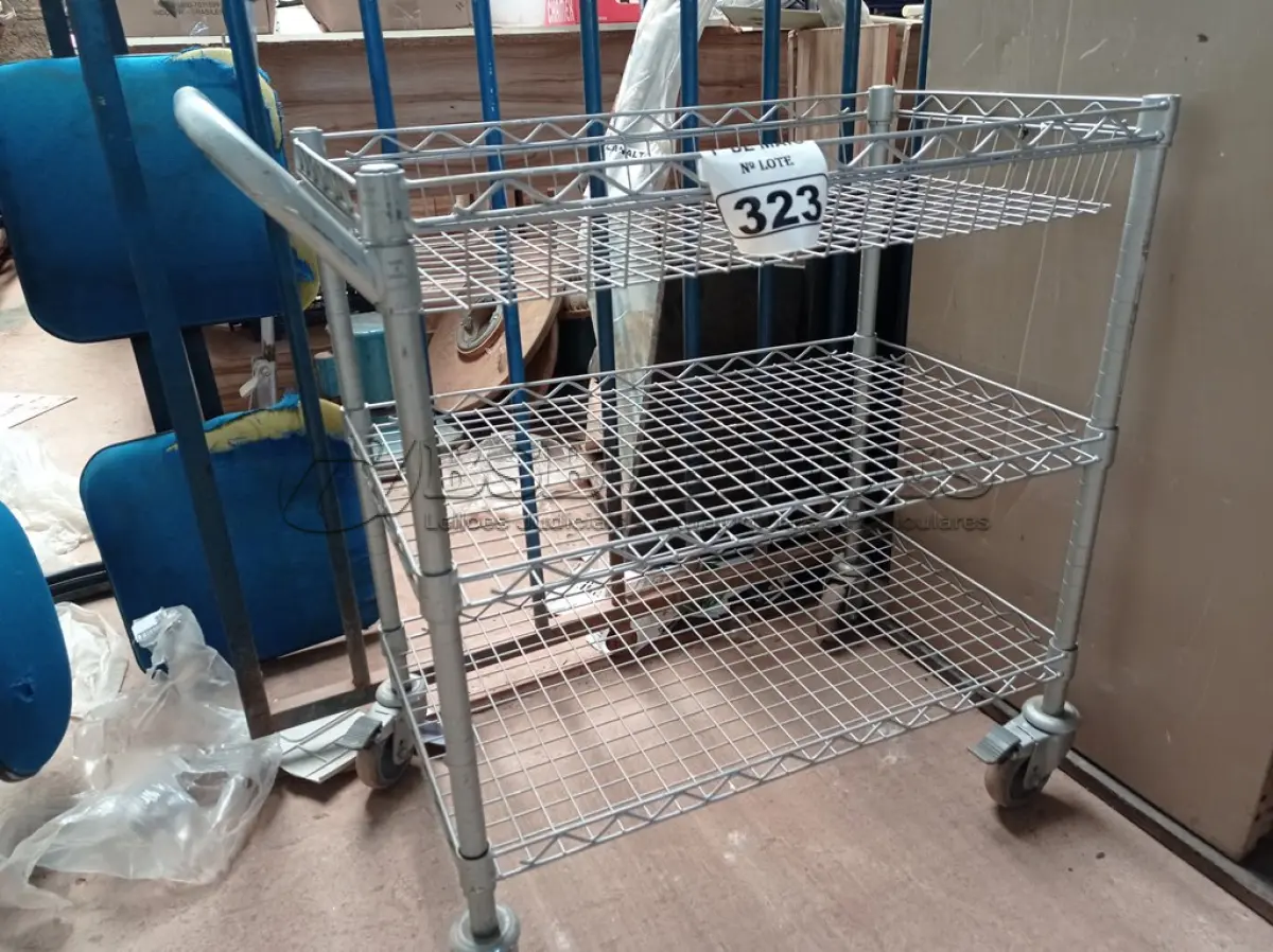 LOTE 323 - 01 CARRINHO PARA TRANSPORTE DE ALIMENTOS. (NO ESTADO) ATENÇÃO! FAZER A VISITAÇÃO ANTES DE ARREMATAR, NÃO SABEMOS SE FUNCIONA. LEILÃO NÃO TEM GARANTIA E NEM DEVOLUÇÃO, SUJEITO A POSSÍVEIS AVARIAS VISÍVEIS/OCULTAS E/OU AUSÊNCIA DE COMPONENTES.