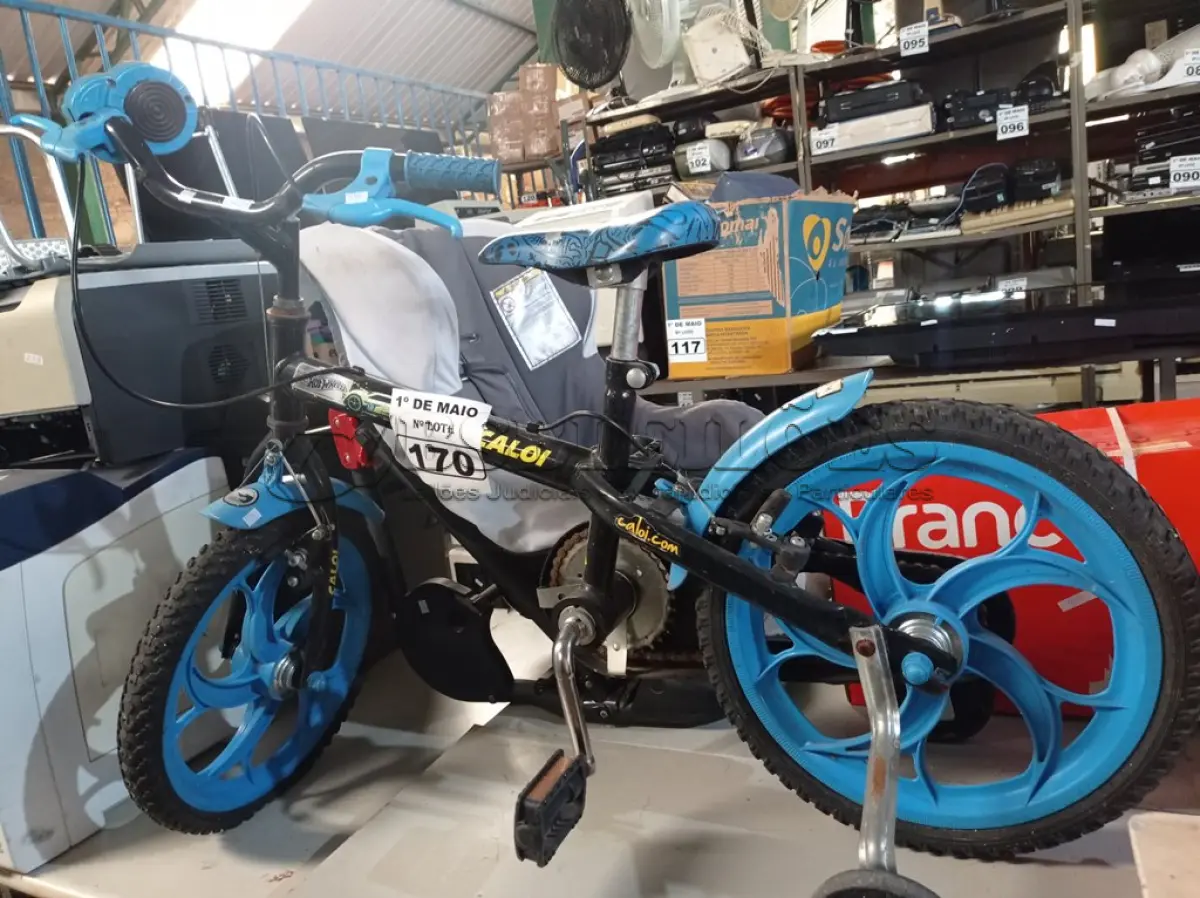 LOTE 170 - 01 CADEIRINHA E 01 BICICLETA INFANTIL ARO 16. (NO ESTADO) ATENÇÃO! FAZER A VISITAÇÃO ANTES DE ARREMATAR, NÃO SABEMOS SE FUNCIONA. LEILÃO NÃO TEM GARANTIA E NEM DEVOLUÇÃO, SUJEITO A POSSÍVEIS AVARIAS VISÍVEIS/OCULTAS E/OU AUSÊNCIA DE COMPONENTES.