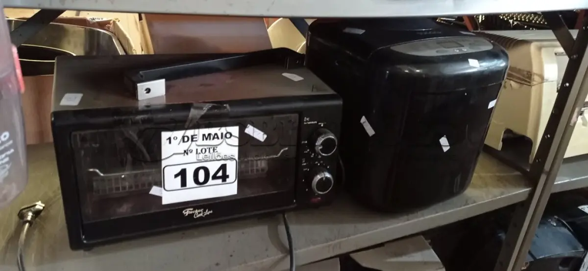 LOTE 104 - 01 FORNO ELÉTRICO E 01 MÁQUINA DE FAZER PÃO MARCA SUGGAR 220V. (NO ESTADO) ATENÇÃO! FAZER A VISITAÇÃO ANTES DE ARREMATAR, NÃO SABEMOS SE FUNCIONA. LEILÃO NÃO TEM GARANTIA E NEM DEVOLUÇÃO, SUJEITO A POSSÍVEIS AVARIAS VISÍVEIS/OCULTAS E/OU AUSÊNCIA DE COMPONENTES.