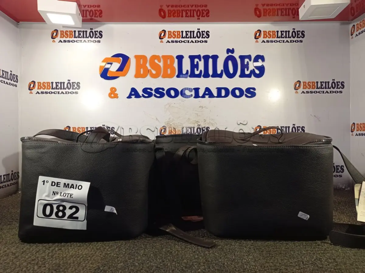 LOTE 082 - 04 CASES EM COURO. (NO ESTADO) ATENÇÃO! FAZER A VISITAÇÃO ANTES DE ARREMATAR, NÃO SABEMOS SE FUNCIONA. LEILÃO NÃO TEM GARANTIA E NEM DEVOLUÇÃO, SUJEITO A POSSÍVEIS AVARIAS VISÍVEIS/OCULTAS E/OU AUSÊNCIA DE COMPONENTES.