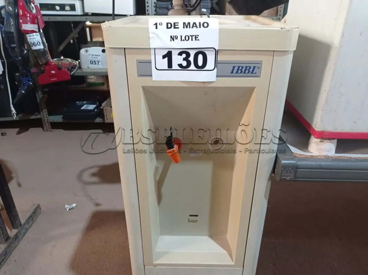 LOTE 130 - 01 BEBEDOURO PARA GARRAFÃO MARCA IBBL 220V. (NO ESTADO) ATENÇÃO! FAZER A VISITAÇÃO ANTES DE ARREMATAR, NÃO SABEMOS SE FUNCIONA. LEILÃO NÃO TEM GARANTIA E NEM DEVOLUÇÃO, SUJEITO A POSSÍVEIS AVARIAS VISÍVEIS/OCULTAS E/OU AUSÊNCIA DE COMPONENTES.