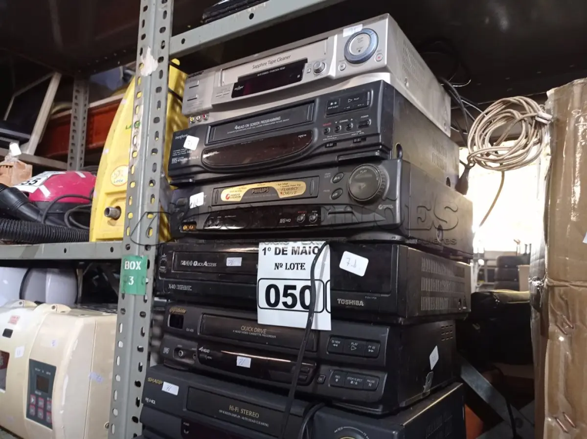 LOTE 050 - 07 APARELHOS DE VIDEOCASSETE MARCAS E MODELOS DIVERSOS. (NO ESTADO) ATENÇÃO! FAZER A VISITAÇÃO ANTES DE ARREMATAR, NÃO SABEMOS SE FUNCIONA. LEILÃO NÃO TEM GARANTIA E NEM DEVOLUÇÃO, SUJEITO A POSSÍVEIS AVARIAS VISÍVEIS/OCULTAS E/OU AUSÊNCIA DE COMPONENTES.