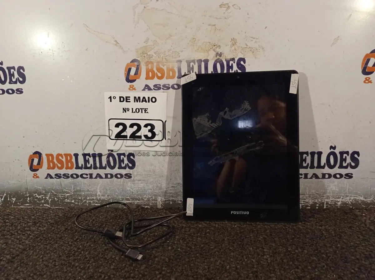 LOTE 223 - 01 TABLET MARCA POSITIVO COM CABO. (NO ESTADO) ATENÇÃO! FAZER A VISITAÇÃO ANTES DE ARREMATAR, NÃO SABEMOS SE FUNCIONA. LEILÃO NÃO TEM GARANTIA E NEM DEVOLUÇÃO, SUJEITO A POSSÍVEIS AVARIAS VISÍVEIS/OCULTAS E/OU AUSÊNCIA DE COMPONENTES.