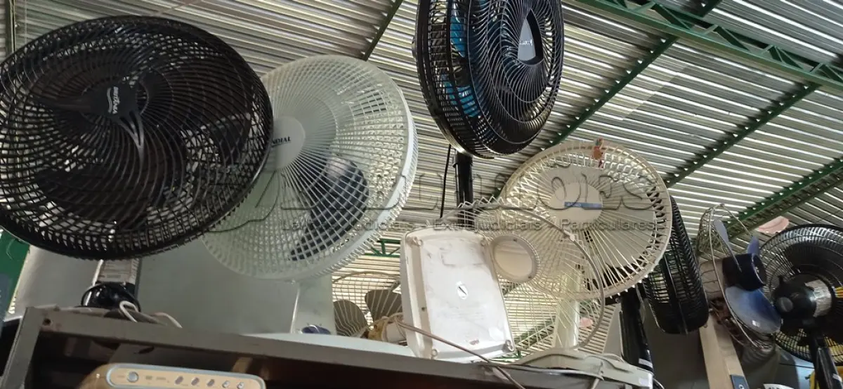 LOTE 095 - 08 VENTILADORES MARCAS E MODELOS DIVERSOS. (NO ESTADO) ATENÇÃO! FAZER A VISITAÇÃO ANTES DE ARREMATAR, NÃO SABEMOS SE FUNCIONA. LEILÃO NÃO TEM GARANTIA E NEM DEVOLUÇÃO, SUJEITO A POSSÍVEIS AVARIAS VISÍVEIS/OCULTAS E/OU AUSÊNCIA DE COMPONENTES.