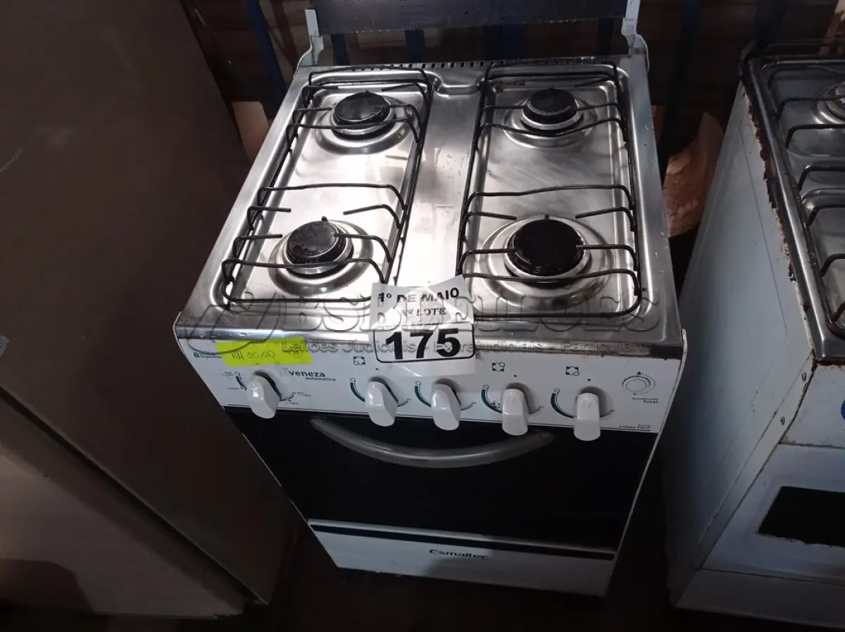 LOTE 175 - 01 FOGÃO A GÁS 04 BOCA MARCA ESMALTEC E 01 LONGARINA DE 03 LUGARES. (NO ESTADO) ATENÇÃO! FAZER A VISITAÇÃO ANTES DE ARREMATAR, NÃO SABEMOS SE FUNCIONA. LEILÃO NÃO TEM GARANTIA E NEM DEVOLUÇÃO, SUJEITO A POSSÍVEIS AVARIAS VISÍVEIS/OCULTAS E/OU AUSÊNCIA DE COMPONENTES.