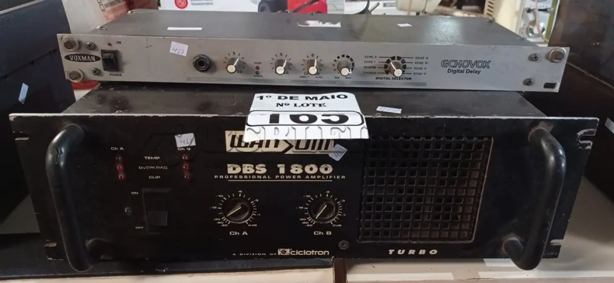 LOTE 165 - 01 AMPLIFICADOR WATTSON DBS 1800 E 01 ECHOVOX DIGITAL DELAY. (NO ESTADO) ATENÇÃO! FAZER A VISITAÇÃO ANTES DE ARREMATAR, NÃO SABEMOS SE FUNCIONA. LEILÃO NÃO TEM GARANTIA E NEM DEVOLUÇÃO, SUJEITO A POSSÍVEIS AVARIAS VISÍVEIS/OCULTAS E/OU AUSÊNCIA DE COMPONENTES.