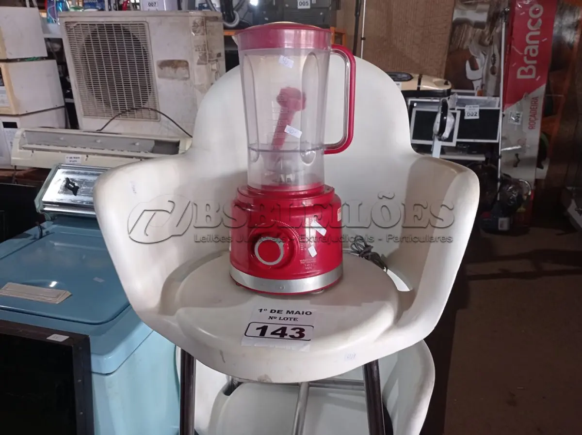 LOTE 143 - 02 CADEIRAS COM BASE CROMADA E 01 LIQUIDIFICADOR. (NO ESTADO) ATENÇÃO! FAZER A VISITAÇÃO ANTES DE ARREMATAR, NÃO SABEMOS SE FUNCIONA. LEILÃO NÃO TEM GARANTIA E NEM DEVOLUÇÃO, SUJEITO A POSSÍVEIS AVARIAS VISÍVEIS/OCULTAS E/OU AUSÊNCIA DE COMPONENTES.
