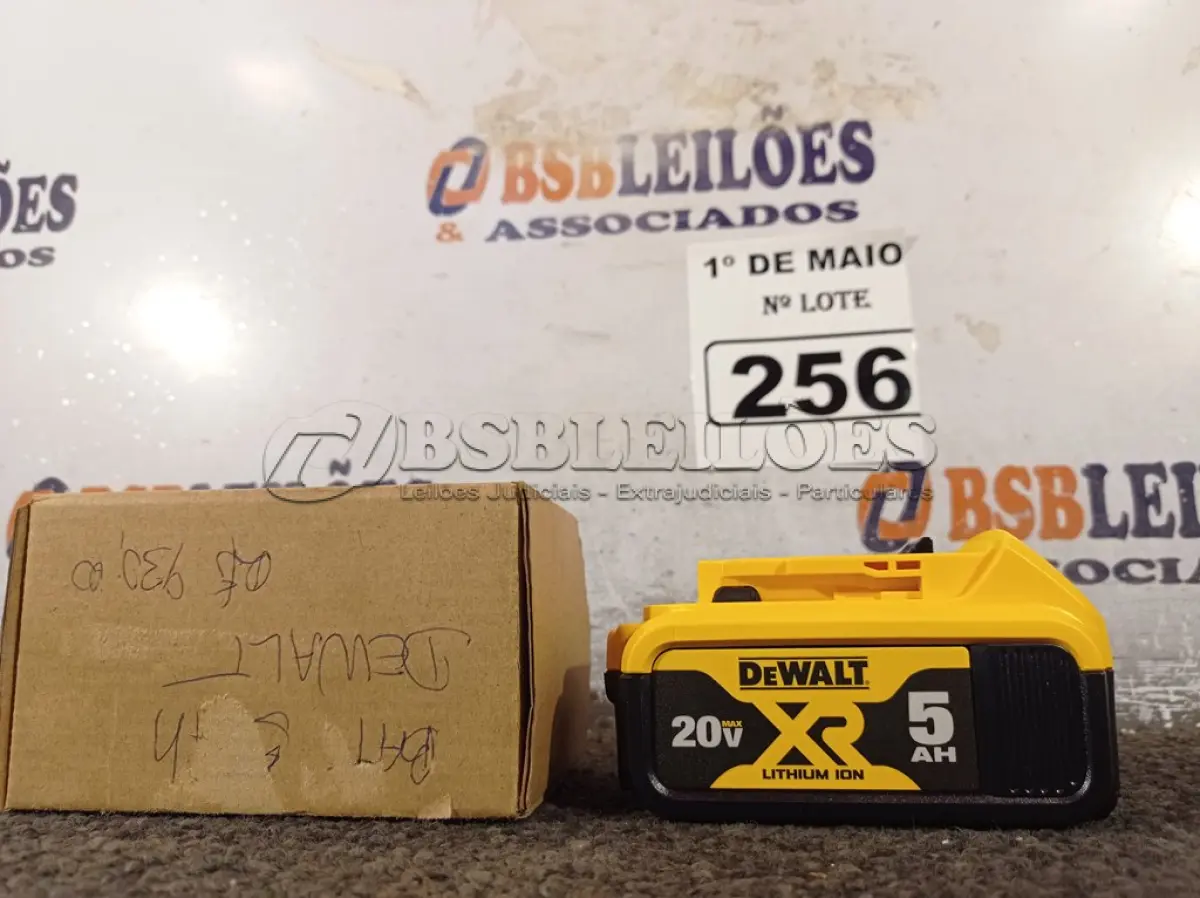 LOTE 256 - 01 BATERIA 20V DE 5AH MARCA DEWALT. (NOVA). (NO ESTADO)