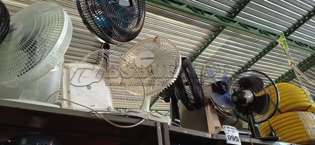 LOTE 095 - 08 VENTILADORES MARCAS E MODELOS DIVERSOS. (NO ESTADO) ATENÇÃO! FAZER A VISITAÇÃO ANTES DE ARREMATAR, NÃO SABEMOS SE FUNCIONA. LEILÃO NÃO TEM GARANTIA E NEM DEVOLUÇÃO, SUJEITO A POSSÍVEIS AVARIAS VISÍVEIS/OCULTAS E/OU AUSÊNCIA DE COMPONENTES.