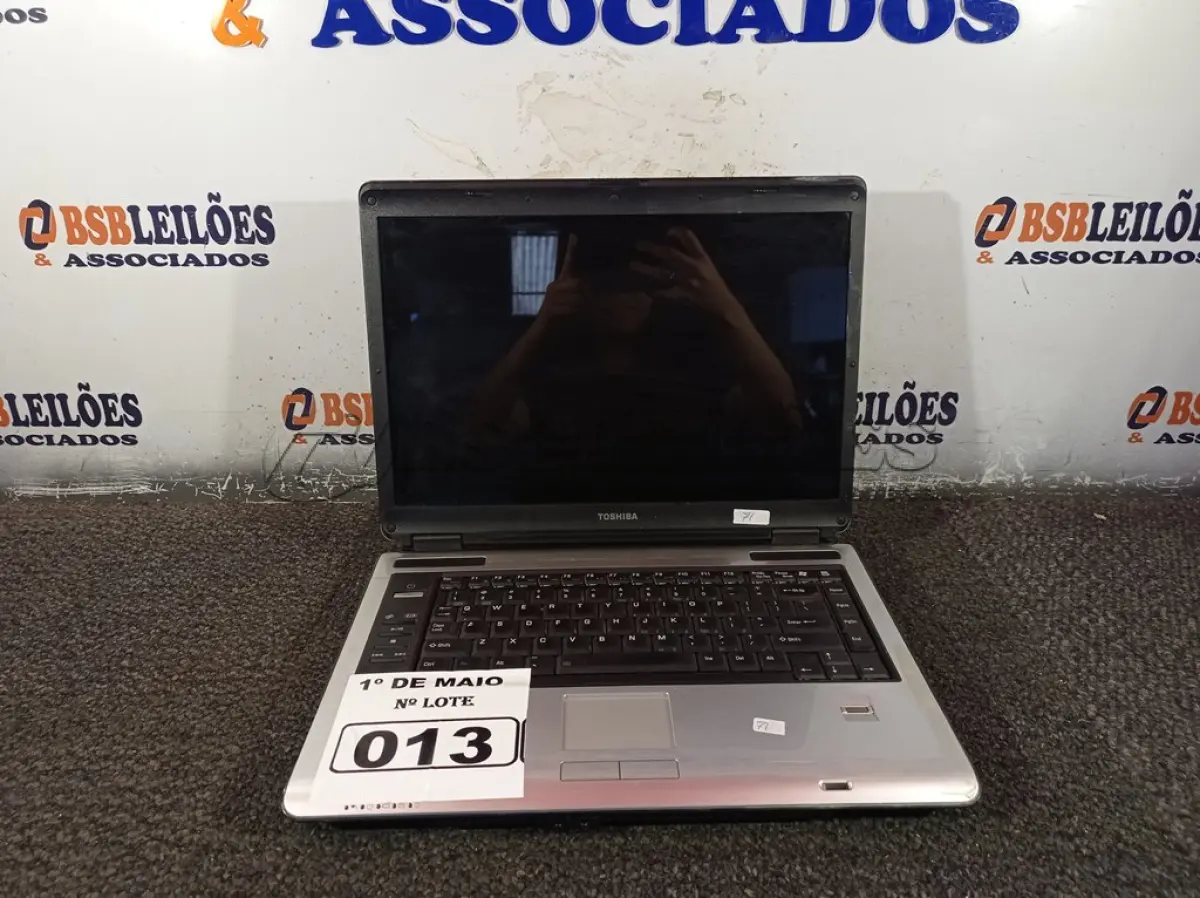 LOTE 013 - 01 NOTEBOOK MARCA TOSHIBA. (NO ESTADO) ATENÇÃO! FAZER A VISITAÇÃO ANTES DE ARREMATAR, NÃO SABEMOS SE FUNCIONA. LEILÃO NÃO TEM GARANTIA E NEM DEVOLUÇÃO, SUJEITO A POSSÍVEIS AVARIAS VISÍVEIS/OCULTAS E/OU AUSÊNCIA DE COMPONENTES.