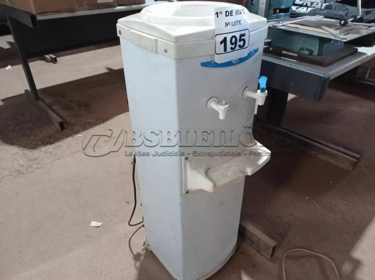 LOTE 195 - 01 BEBEDOURO PARA GARRAFÃO 220V. (NO ESTADO) ATENÇÃO! FAZER A VISITAÇÃO ANTES DE ARREMATAR, NÃO SABEMOS SE FUNCIONA. LEILÃO NÃO TEM GARANTIA E NEM DEVOLUÇÃO, SUJEITO A POSSÍVEIS AVARIAS VISÍVEIS/OCULTAS E/OU AUSÊNCIA DE COMPONENTES.