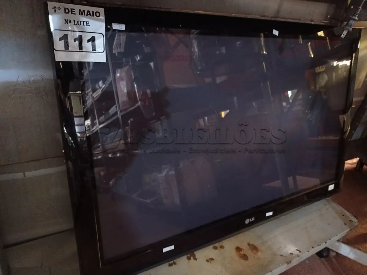 LOTE 111 - 01 TV LG 42” POL PARA RETIRADA DE PEÇAS. (NO ESTADO) ATENÇÃO! FAZER A VISITAÇÃO ANTES DE ARREMATAR, NÃO SABEMOS SE FUNCIONA. LEILÃO NÃO TEM GARANTIA E NEM DEVOLUÇÃO, SUJEITO A POSSÍVEIS AVARIAS VISÍVEIS/OCULTAS E/OU AUSÊNCIA DE COMPONENTES.