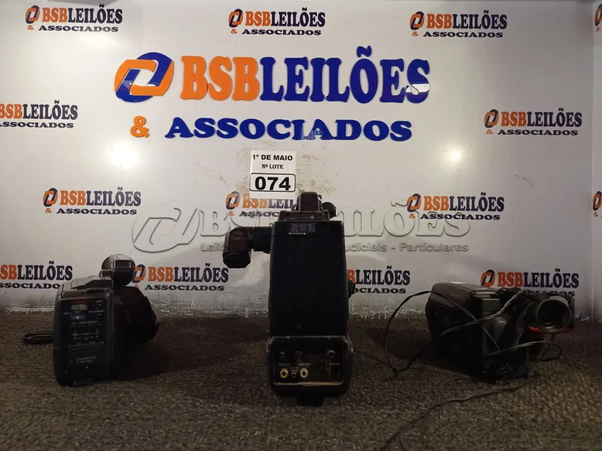 LOTE 074 - 03 FILMADORAS MARCAS E MODELOS DIVERSOS. (NO ESTADO) ATENÇÃO! FAZER A VISITAÇÃO ANTES DE ARREMATAR, NÃO SABEMOS SE FUNCIONA. LEILÃO NÃO TEM GARANTIA E NEM DEVOLUÇÃO, SUJEITO A POSSÍVEIS AVARIAS VISÍVEIS/OCULTAS E/OU AUSÊNCIA DE COMPONENTES.