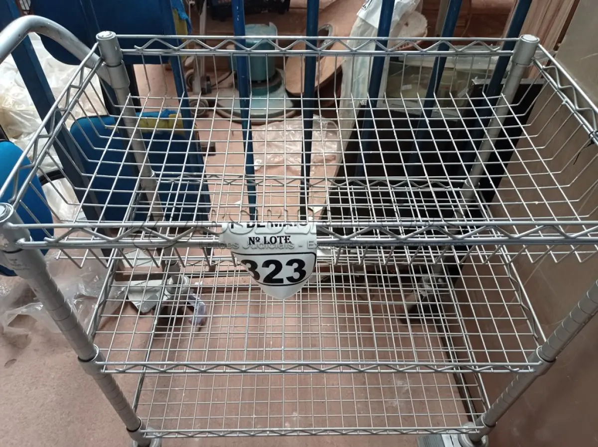 LOTE 323 - 01 CARRINHO PARA TRANSPORTE DE ALIMENTOS. (NO ESTADO) ATENÇÃO! FAZER A VISITAÇÃO ANTES DE ARREMATAR, NÃO SABEMOS SE FUNCIONA. LEILÃO NÃO TEM GARANTIA E NEM DEVOLUÇÃO, SUJEITO A POSSÍVEIS AVARIAS VISÍVEIS/OCULTAS E/OU AUSÊNCIA DE COMPONENTES.