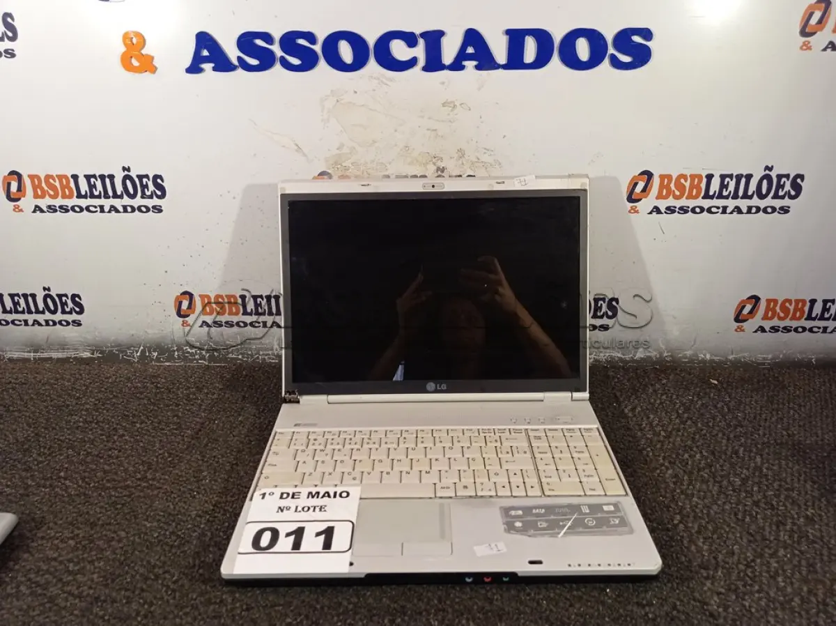 LOTE 011 - 01 NOTEBOOK MARCA LG. (NO ESTADO) ATENÇÃO! FAZER A VISITAÇÃO ANTES DE ARREMATAR, NÃO SABEMOS SE FUNCIONA. LEILÃO NÃO TEM GARANTIA E NEM DEVOLUÇÃO, SUJEITO A POSSÍVEIS AVARIAS VISÍVEIS/OCULTAS E/OU AUSÊNCIA DE COMPONENTES.