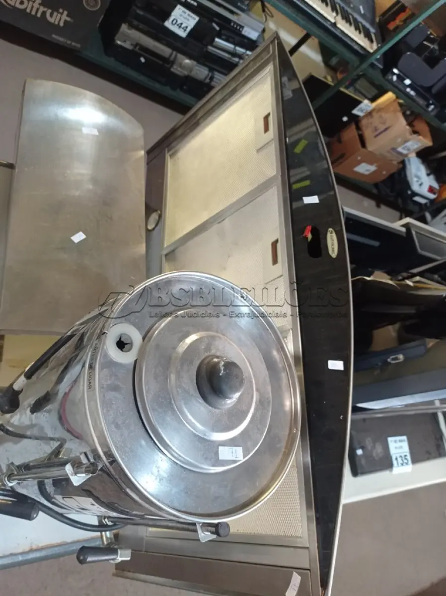 LOTE 134 - 01 DEPURADOR DE AR E 01 CAFETEIRA INDUSTRIAL. (NO ESTADO) ATENÇÃO! FAZER A VISITAÇÃO ANTES DE ARREMATAR, NÃO SABEMOS SE FUNCIONA. LEILÃO NÃO TEM GARANTIA E NEM DEVOLUÇÃO, SUJEITO A POSSÍVEIS AVARIAS VISÍVEIS/OCULTAS E/OU AUSÊNCIA DE COMPONENTES.