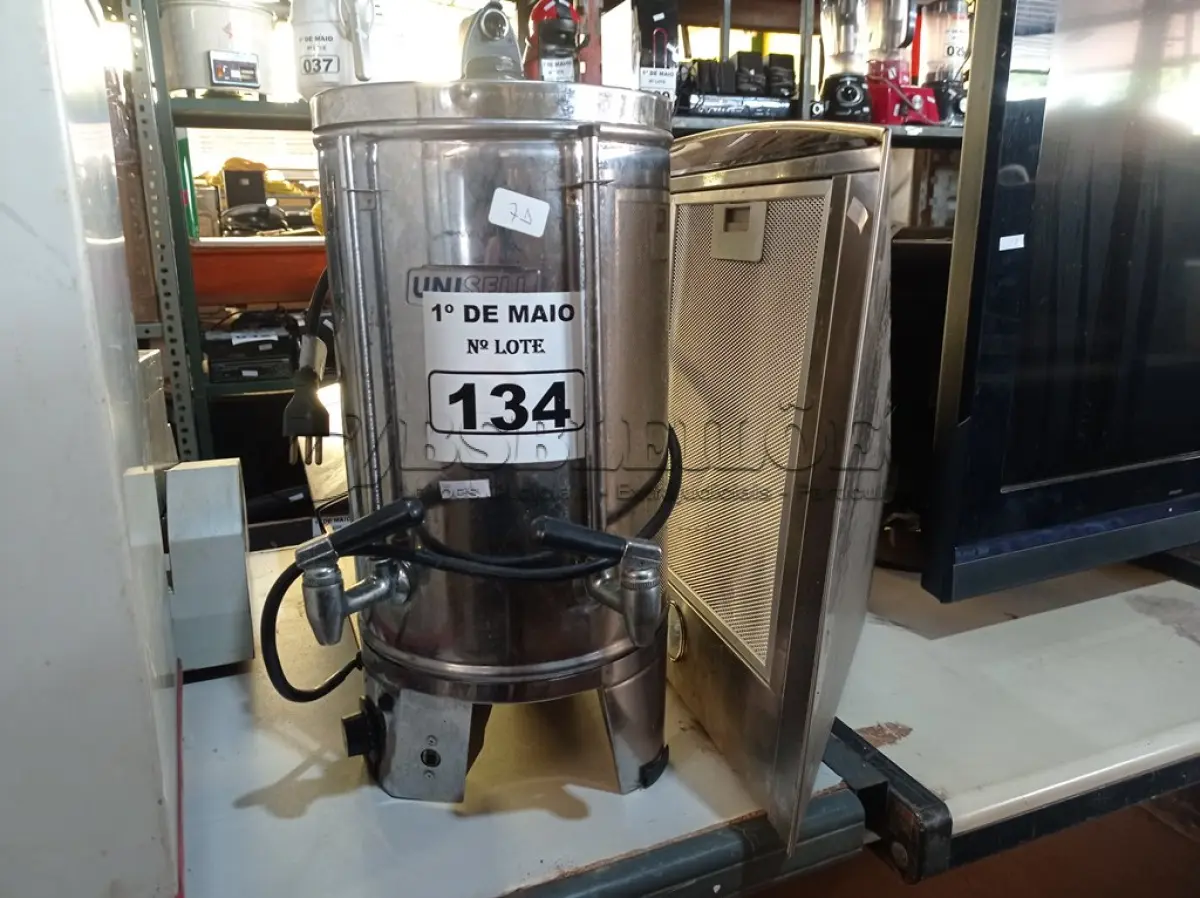 LOTE 134 - 01 DEPURADOR DE AR E 01 CAFETEIRA INDUSTRIAL. (NO ESTADO) ATENÇÃO! FAZER A VISITAÇÃO ANTES DE ARREMATAR, NÃO SABEMOS SE FUNCIONA. LEILÃO NÃO TEM GARANTIA E NEM DEVOLUÇÃO, SUJEITO A POSSÍVEIS AVARIAS VISÍVEIS/OCULTAS E/OU AUSÊNCIA DE COMPONENTES.
