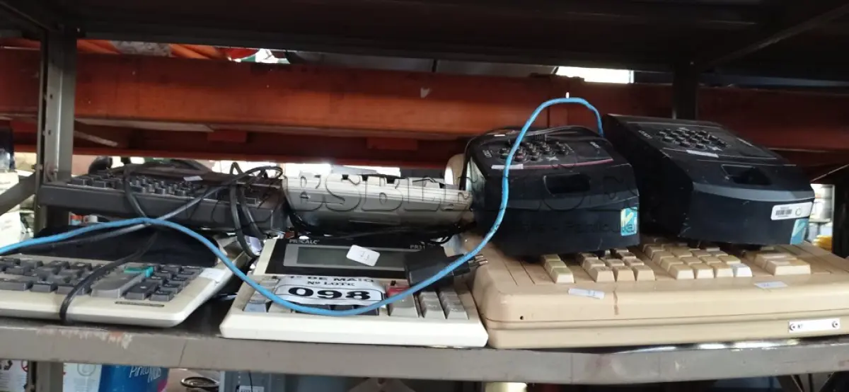 LOTE 098 - 02 RELÓGIOS DE PONTO E VÁRIAS CALCULADORAS MARCAS E MODELOS DIVERSOS. (NO ESTADO) ATENÇÃO! FAZER A VISITAÇÃO ANTES DE ARREMATAR, NÃO SABEMOS SE FUNCIONA. LEILÃO NÃO TEM GARANTIA E NEM DEVOLUÇÃO, SUJEITO A POSSÍVEIS AVARIAS VISÍVEIS/OCULTAS E/OU AUSÊNCIA DE COMPONENTES.