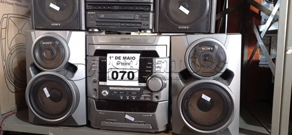 LOTE 070 - 02 APARELHOS DE SOM MARCAS E MODELOS DIVERSOS. (NO ESTADO) ATENÇÃO! FAZER A VISITAÇÃO ANTES DE ARREMATAR, NÃO SABEMOS SE FUNCIONA. LEILÃO NÃO TEM GARANTIA E NEM DEVOLUÇÃO, SUJEITO A POSSÍVEIS AVARIAS VISÍVEIS/OCULTAS E/OU AUSÊNCIA DE COMPONENTES.