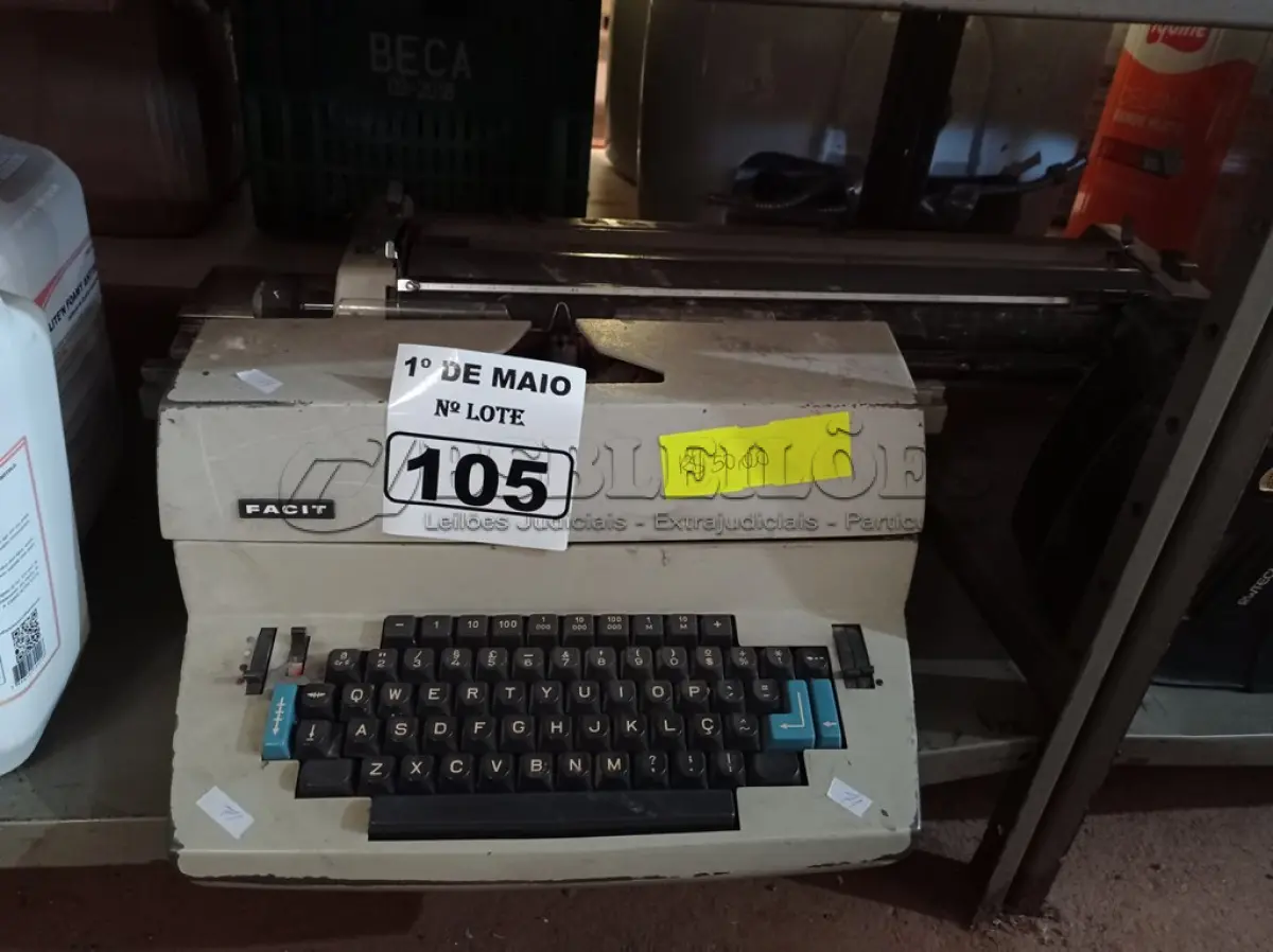 LOTE 105 - 01 MÁQUINA DE ESCREVER FACIT. (NO ESTADO) ATENÇÃO! FAZER A VISITAÇÃO ANTES DE ARREMATAR, NÃO SABEMOS SE FUNCIONA. LEILÃO NÃO TEM GARANTIA E NEM DEVOLUÇÃO, SUJEITO A POSSÍVEIS AVARIAS VISÍVEIS/OCULTAS E/OU AUSÊNCIA DE COMPONENTES.