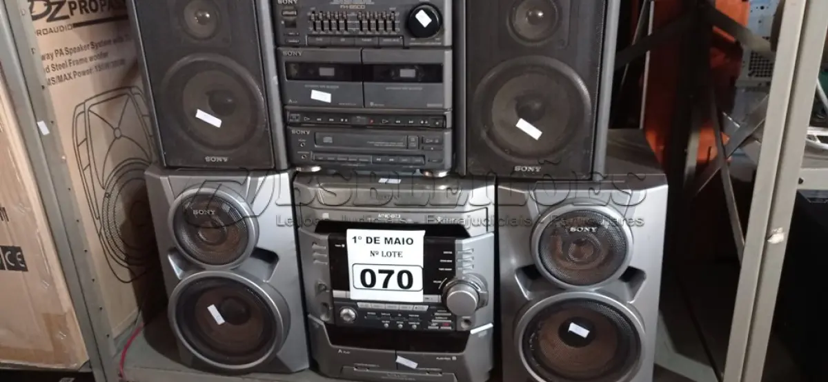 LOTE 070 - 02 APARELHOS DE SOM MARCAS E MODELOS DIVERSOS. (NO ESTADO) ATENÇÃO! FAZER A VISITAÇÃO ANTES DE ARREMATAR, NÃO SABEMOS SE FUNCIONA. LEILÃO NÃO TEM GARANTIA E NEM DEVOLUÇÃO, SUJEITO A POSSÍVEIS AVARIAS VISÍVEIS/OCULTAS E/OU AUSÊNCIA DE COMPONENTES.