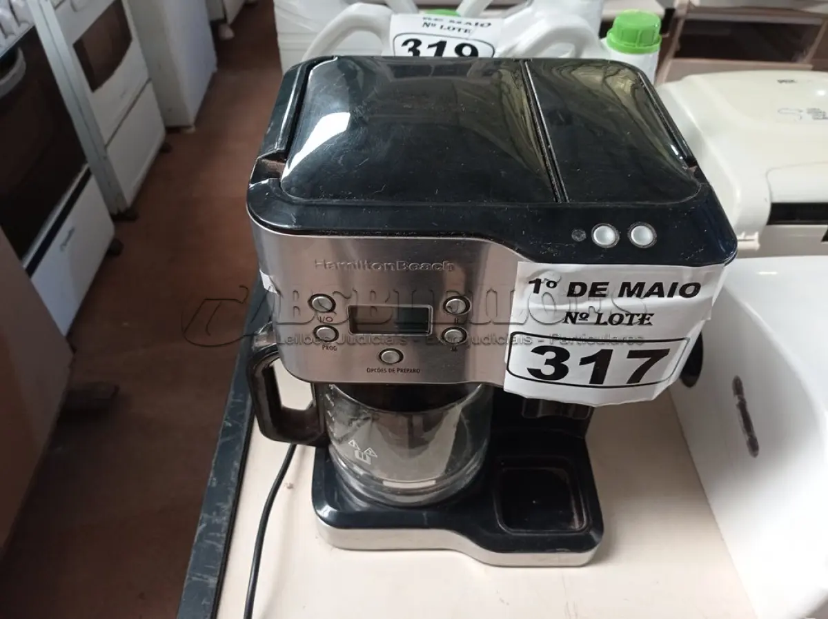 LOTE 317 - 01 CAFETEIRA HAMILTON. (NO ESTADO) ATENÇÃO! FAZER A VISITAÇÃO ANTES DE ARREMATAR, NÃO SABEMOS SE FUNCIONA. LEILÃO NÃO TEM GARANTIA E NEM DEVOLUÇÃO, SUJEITO A POSSÍVEIS AVARIAS VISÍVEIS/OCULTAS E/OU AUSÊNCIA DE COMPONENTES.