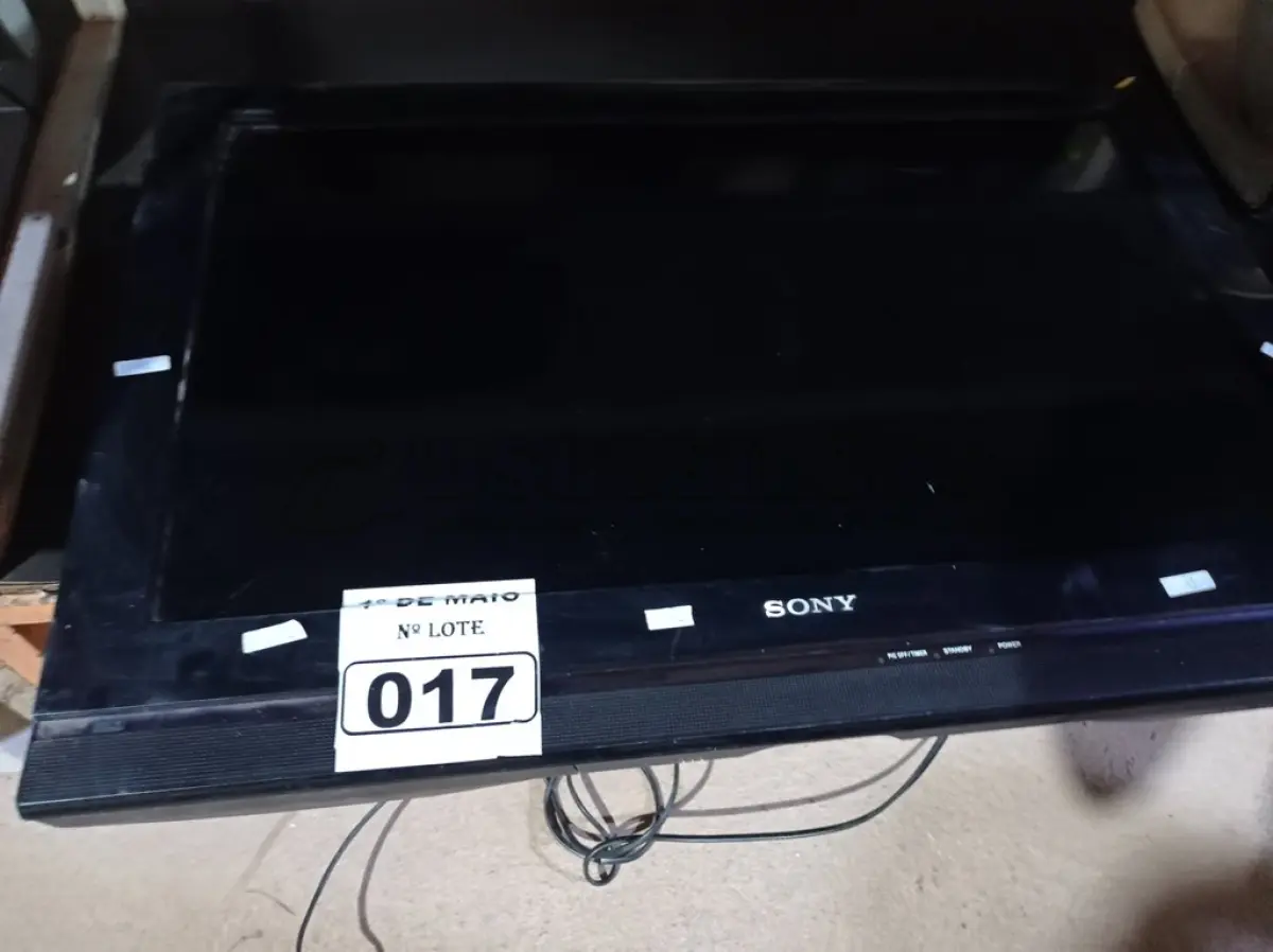 LOTE 017 - 01 TV SONY 32” POL PARA RETIRADA DE PEÇAS. (NO ESTADO) ATENÇÃO! FAZER A VISITAÇÃO ANTES DE ARREMATAR, NÃO SABEMOS SE FUNCIONA. LEILÃO NÃO TEM GARANTIA E NEM DEVOLUÇÃO, SUJEITO A POSSÍVEIS AVARIAS VISÍVEIS/OCULTAS E/OU AUSÊNCIA DE COMPONENTES.